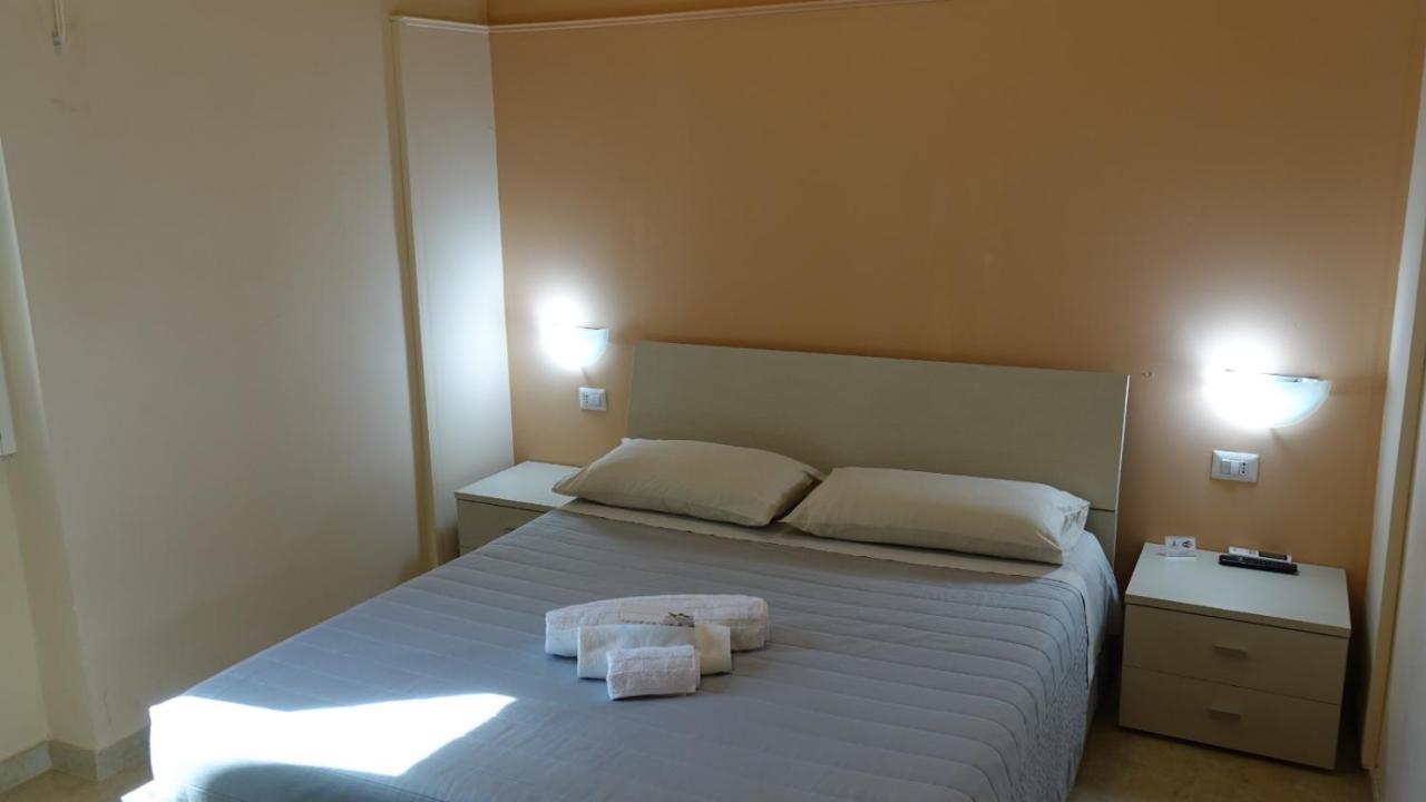 Cairoli Exclusive Rooms & Suite Brindisi Bagian luar foto