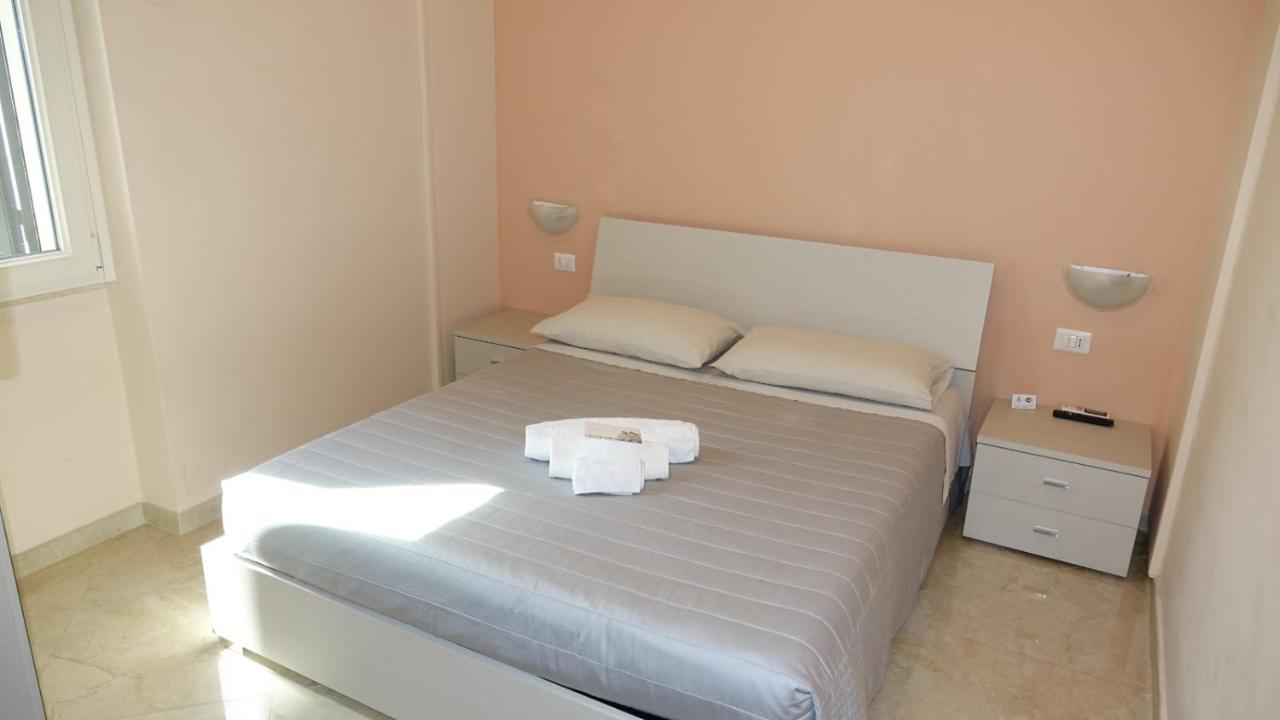 Cairoli Exclusive Rooms & Suite Brindisi Bagian luar foto