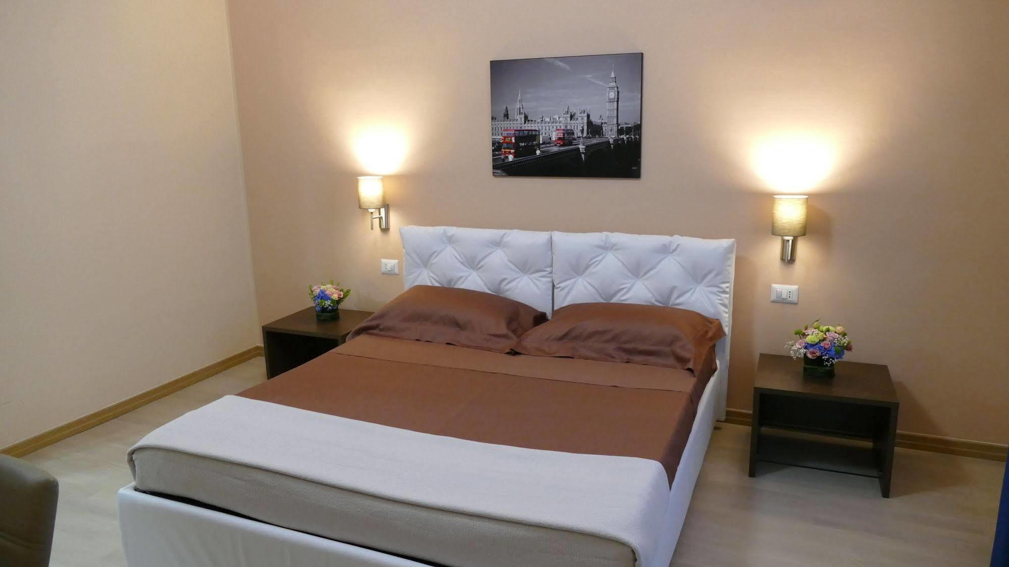 Cairoli Exclusive Rooms & Suite Brindisi Bagian luar foto
