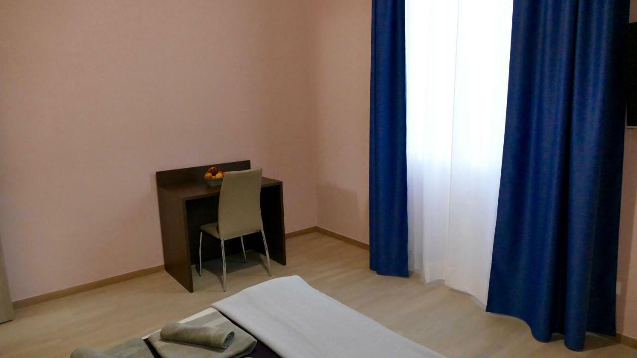 Cairoli Exclusive Rooms & Suite Brindisi Bagian luar foto
