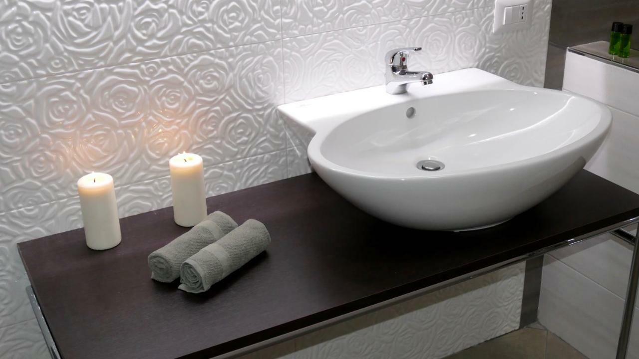 Cairoli Exclusive Rooms & Suite Brindisi Bagian luar foto